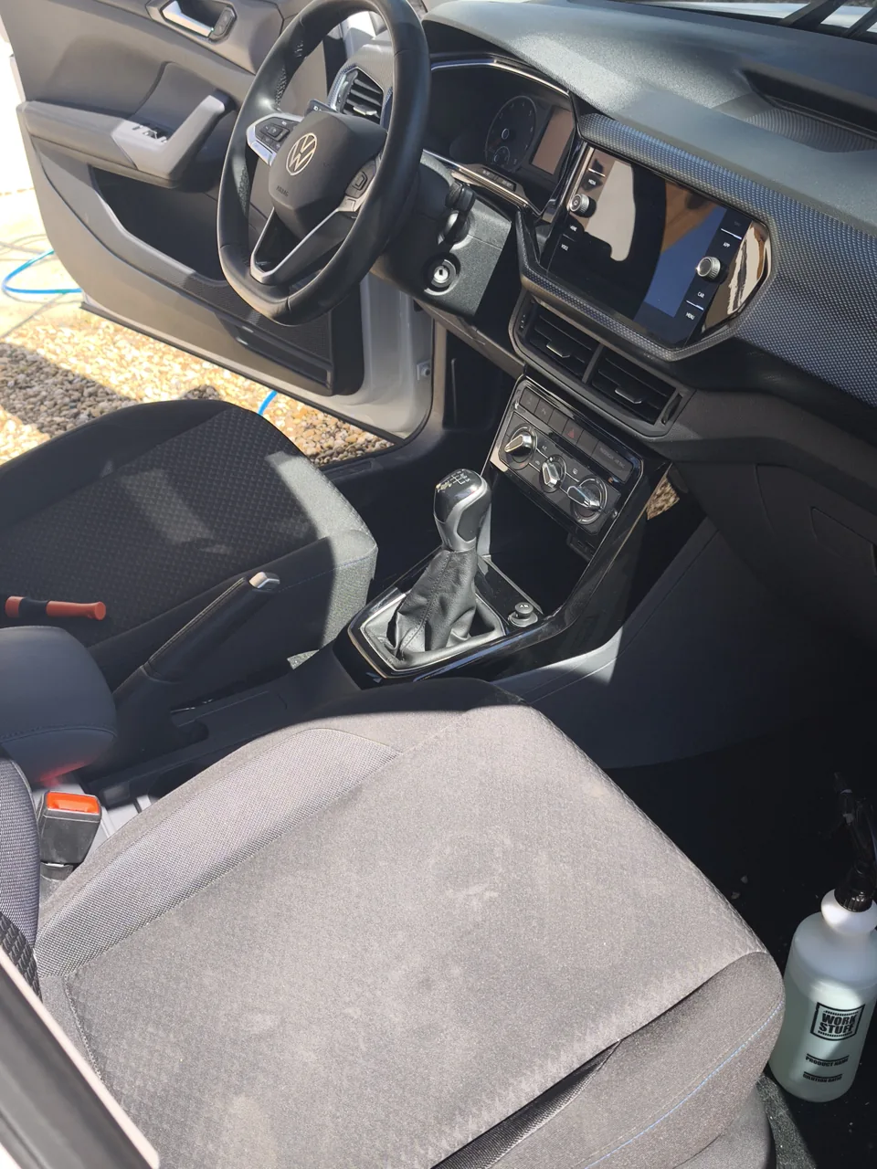 Intérieur de voiture avant nettoyage