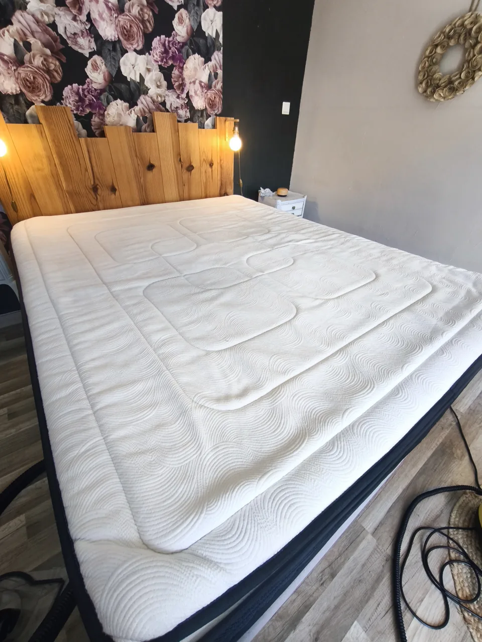 Matelas 180 × 200 photographié lors d’une prestation de nettoyage Maxishine