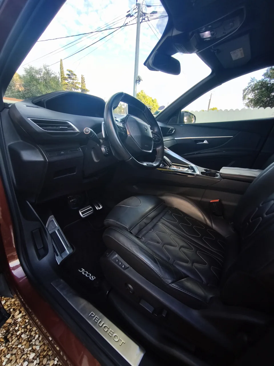 Habitacle d’un Peugeot 3008 avec sièges en cuir après une prestation Maxishine