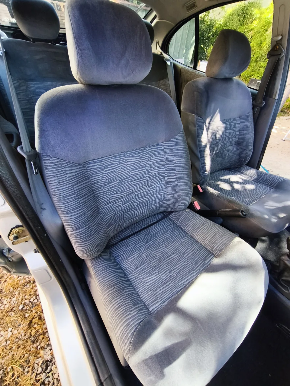 Siège automobile gris après nettoyage