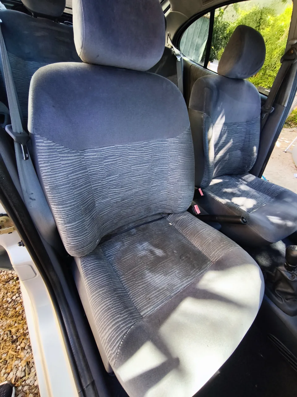 Siège automobile gris avant nettoyage
